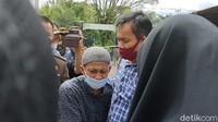 Jaksa membebaskan Comara (41), seorang ayah asal Garut yang nekat mencuri telepon genggam di kantor desa. Comarudin mencuri HP untuk keperluan belajar anaknya.