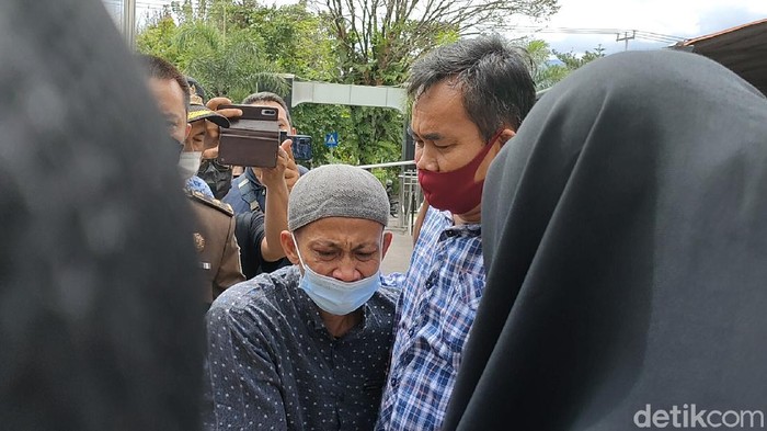 Momen Haru Saat Ayah Pencuri HP Demi Anak Dibebaskan Jaksa Momen Haru Saat Ayah Pencuri HP Demi Anak Dibebaskan Jaksa