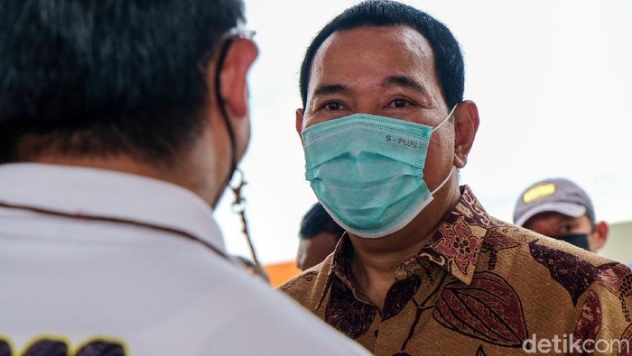 Momen Tommy Soeharto Cek Fasilitas Rest Area 4.0 di Karawang Tommy Soeharto meluncurkan rest area 4.0 di Karawang, Jabar. Tommy Soeharto juga meninjau fasilitas rest area untuk truk ini.