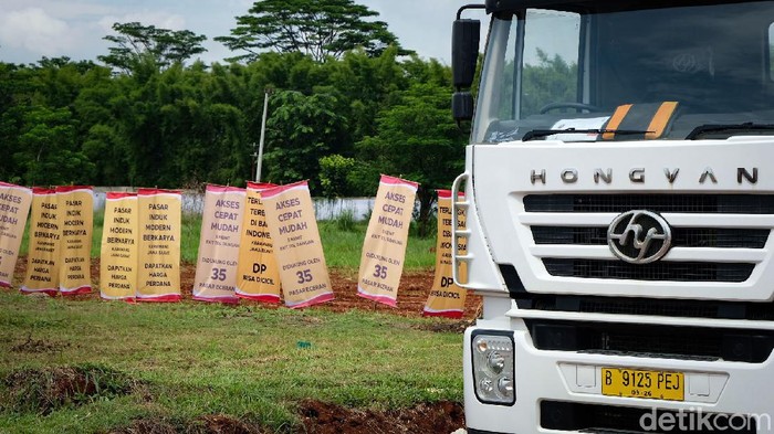 Tommy Soeharto meluncurkan rest area 4.0 di Karawang, Jabar. Tommy Soeharto juga meninjau fasilitas rest area untuk truk ini.