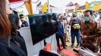 Tommy Soeharto kemudian meninjau fasilitas rest area.
