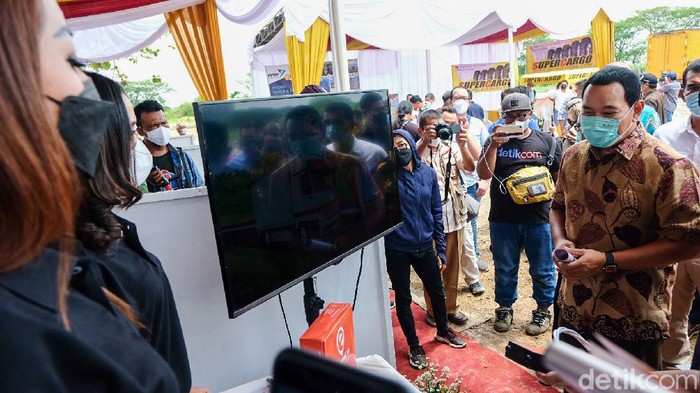 Tommy Soeharto meluncurkan rest area 4.0 di Karawang, Jabar. Tommy Soeharto juga meninjau fasilitas rest area untuk truk ini.