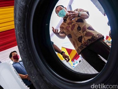 Momen Tommy Soeharto Cek Fasilitas Rest Area 4.0 di Karawang