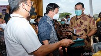 Tommy Soeharto berbincang saat meninjau fasilitas.