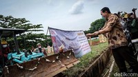 Sebelum meninjau fasilitas rest area, Tommy Soeharto selaku pemilik lahan melempar kendi secara simbolis untuk pembangunan pasar modern di Karawang, Jawa Barat, Rabu (10/11/2021).