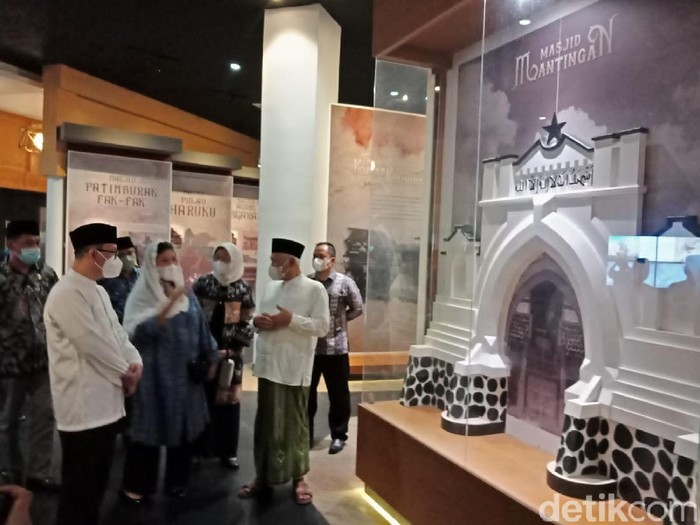 Museum Islam Indonesia Hasyim Asyari (Minha) di Jombang, yang diresmikan Presiden Jokowi akhir 2018, baru dibuka untuk wisata. Museum di kawasan wisata religi Makam Gus Dur ini dibuka akhir pekan saja.