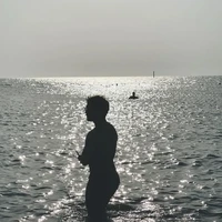 Tak hanya sekali, Anya juga pernah mengunggah foto yang memperlihatkan siluet pria misterius ketika dirinya sedang berada di pantai Bahrain. Sebelumnya, Anya sendiri diisukan dekat dengan Sean Gelael. Hal itu bermula dari Anya yang terlihat mendukung Sean saat balapan FIA World Endurance Racing (WEC). Foto: Instagram/@anyageraldine