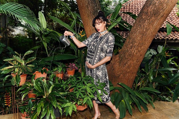 Nadine Chandrawinata hamil anak pertama