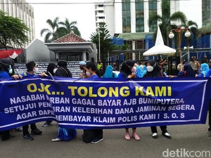 Sambil Baca Pantun, Emak-emak Nasabah Bumiputera Geruduk Kantor OJK