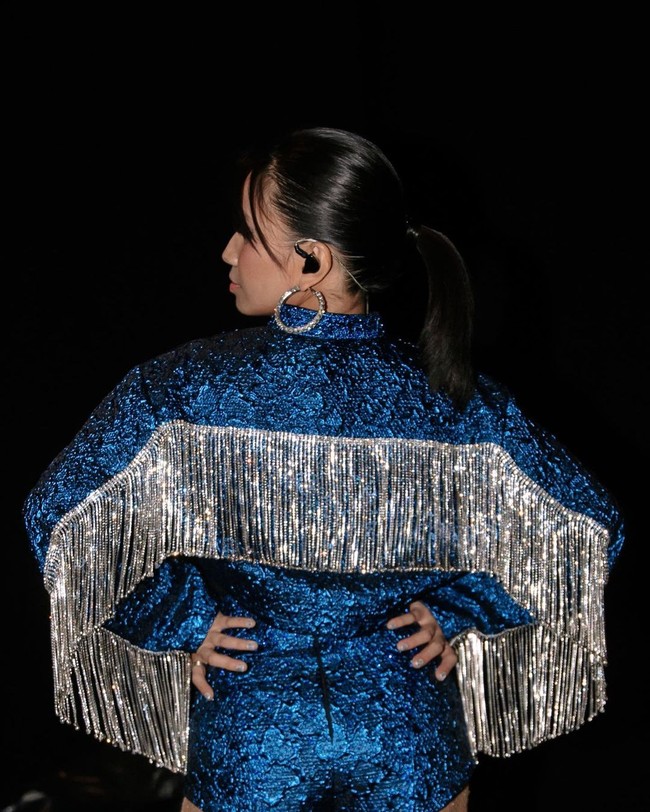 Ini adalah kostum ketiganya. Busana tersebut terlihat unik dengan material gemerlapan dan rumbai-rumbai. Pelantun California itu tampil mencuri perhatian. Foto: Instagram @nikizefanya