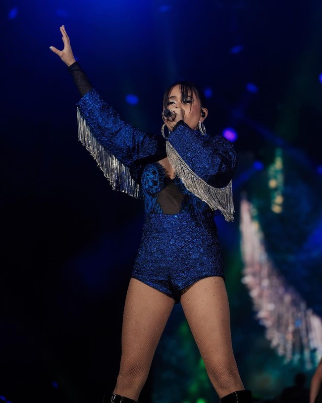 Niki Zefanya tergabung dalam perusahaan musik 88rising yang berbasis di Amerika Serikat. Wanita kelahiran Jakarta tersebut sering tampil dalam pertunjukkan musik mengenakan busana-busana yang stylish dan seksi.Foto: Instagram @nikizefanya