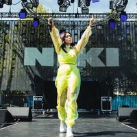 Kali ini ia mengenakan setelan bermaterial unik yang mencuri atensi. Foto: Instagram @nikizefanya