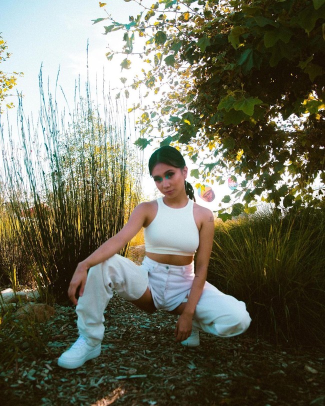 Penampilan berikut menjadi salah satu gaya andalan penyanyi yang dikenal lewat lagu Lowkey ini. Foto: Instagram @nikizefanya