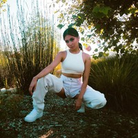 Penampilan berikut menjadi salah satu gaya andalan penyanyi yang dikenal lewat lagu Lowkey ini. Foto: Instagram @nikizefanya