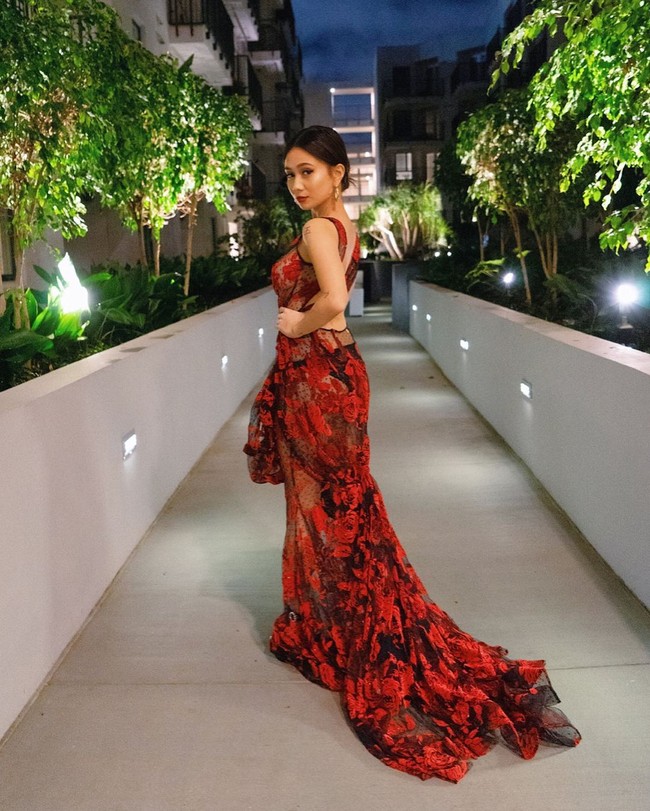 Selain manggung, Niki Zefanya terkadang juga menghadiri undangan acara karpet merah. Ini gaya cantiknya. Foto: Instagram @nikizefanya