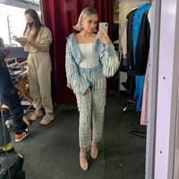 Begini gayanya dengan setelan denim yang dibuat lebih unik karena hadir berumbai. Ia pun mengenakan atasan serupa korset yang menambah sentuhan seksi. Foto: Instagram @nikizefanya