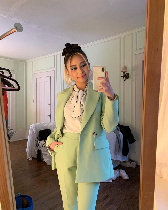 Penyanyi yang berteman baik dengan idol KPop Lisa Blackpink tersebut sering tampil dengan berbagai gaya. Kali ini ia memilih gaya semi formal. Foto: Instagram @nikizefanya