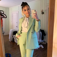 Penyanyi yang berteman baik dengan idol KPop Lisa Blackpink tersebut sering tampil dengan berbagai gaya. Kali ini ia memilih gaya semi formal. Foto: Instagram @nikizefanya