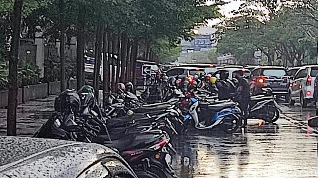 Parki liar bikin macet di depan Mal Panakkukang Makassar. (Hermawan/detikcom)