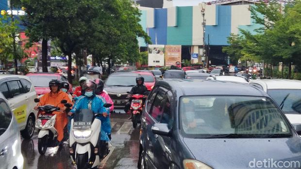 Parki liar bikin macet di depan Mal Panakkukang Makassar. (Hermawan/detikcom)