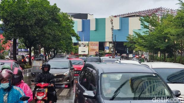 Parki liar bikin macet di depan Mal Panakkukang Makassar. (Hermawan/detikcom)