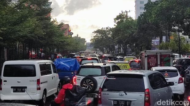 Parki liar bikin macet di depan Mal Panakkukang Makassar. (Hermawan/detikcom)