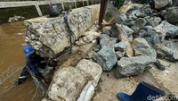 Tanggul sungai ini jebol saat diterjang derasnya air saat hujan melanda kawasan HEK, Kramat Jati, Jakarta Timur.