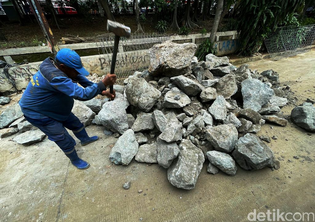 Tanggul Kali Baru di kawasan HEK, Kramat Jati, Jakarta Timur jebol diterjang derasnya air saat hujan melanda kawasan tersebut, Senin (8/11/2021) dini hari.