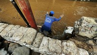 Petugas diterjunkan untuk membuat dinding turap baru.