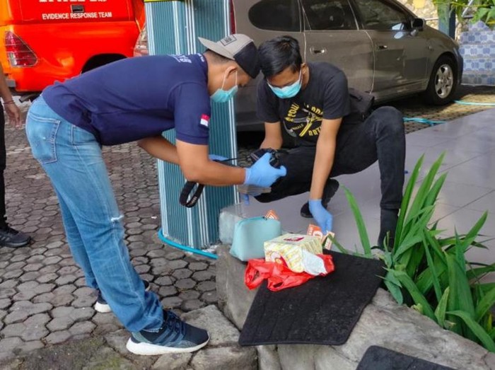 Pria asal Surabaya ditusuk pria tak dikenal saat berada dalam Vila Cempaka Lingkungan Malabar, Kelurahan Pecalukan, Kecamatan Prigen, Kabupaten Pasuruan. Korban ditusuk dengan pecahan botol bir.