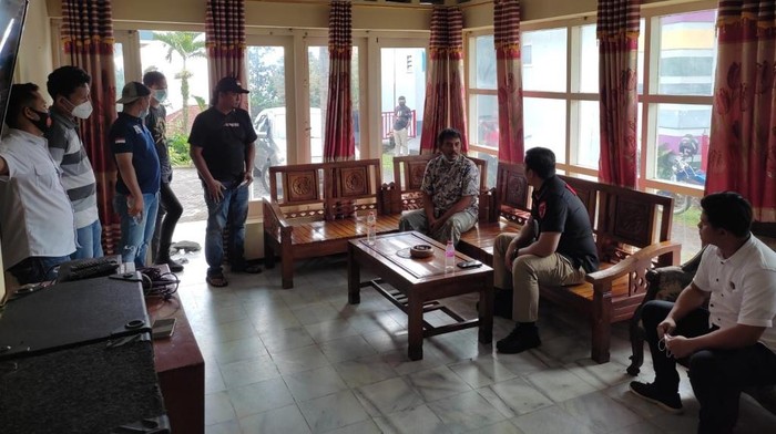 Pria asal Surabaya ditikam pecahan botol bir dalam vila di kawasan Tretes, Prigen, Pasuruan. Polisi menyebut korban sempat bertengkar dengan pelaku.
