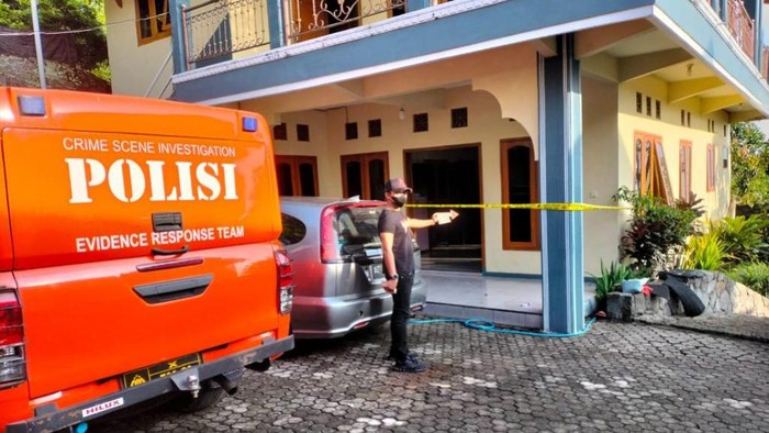 Pria asal Surabaya ditusuk pria tak dikenal saat berada dalam Vila Cempaka Lingkungan Malabar, Kelurahan Pecalukan, Kecamatan Prigen, Kabupaten Pasuruan. Korban tewas dalam perjalanan ke rumah sakit.