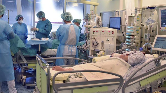 Penanganan pasien COVID-19 di Jerman In the Covid 19 ward, an area of the Operative Intensive Care Unit at Leipzig University Hospital, doctors and nurses care for patients in Leipzig, Germany, Monday, Nov. 8, 2021. In the intensive care unit, the number of corona patients with severe courses has been growing for days, including more and more younger patients between 30 and 60 years of age. (Waltraud Grubitzsch/dpa via AP)
