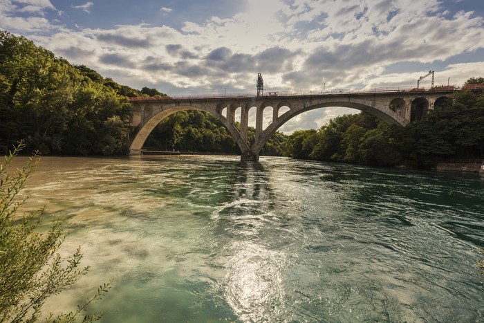 pertemuan Sungai Rhone dan Arve di Jenewa, Swiss.