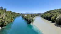 Dua warna yang begitu kontras terlihat di pertemuan kedua sungai ini.
