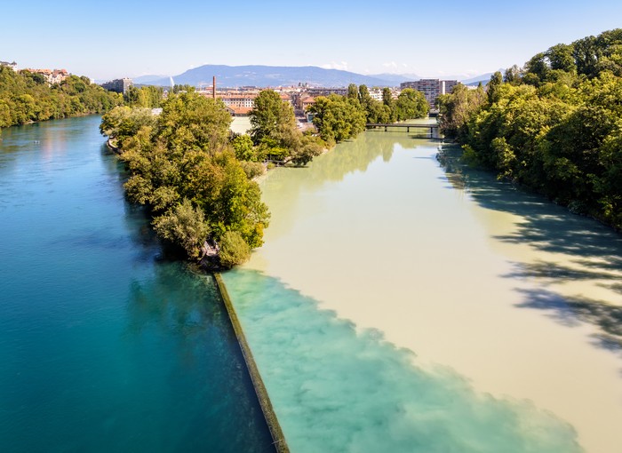 pertemuan Sungai Rhone dan Arve di Jenewa, Swiss. pertemuan Sungai Rhone dan Arve di Jenewa, Swiss.