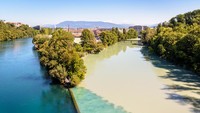 Seperti inilah pemandangan di hulu tempat pertemuan Sungai Rhone dan Arve di Jenewa, Swiss.