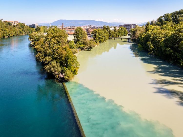 Potret 2 Sungai Beda Warna yang Menyatu