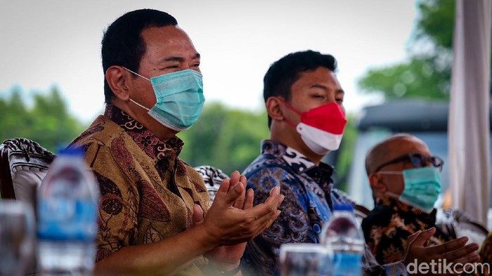 Hutomo Mandala Putra alias Tommy Soeharto melaunching Rest Area 4.0 PT Bintang Baru Raya (BBR) Logistik di Karawang, Jabar. Launching ditandai dengan prosesi potong pita.