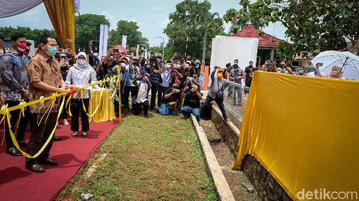Hutomo Mandala Putra alias Tommy Soeharto melaunching Rest Area 4.0 PT Bintang Baru Raya (BBR) Logistik di Karawang, Jabar. Launching ditandai dengan prosesi potong pita.