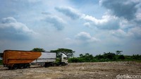 Salah satu truk terpakir di rest area 4.0.