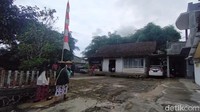Terdapat bangunan yang dulunya sebagai dapur umum dan markas Badan Keamanan Rakyat (BKR) yang hingga kini masih berdiri.  