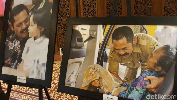 Potret perjalanan karier mantan Wali Kota Solo FX Hadi Rudyatmo terpampang dalam pameran foto 'Sang Akar', Rabu (10/11/2021).