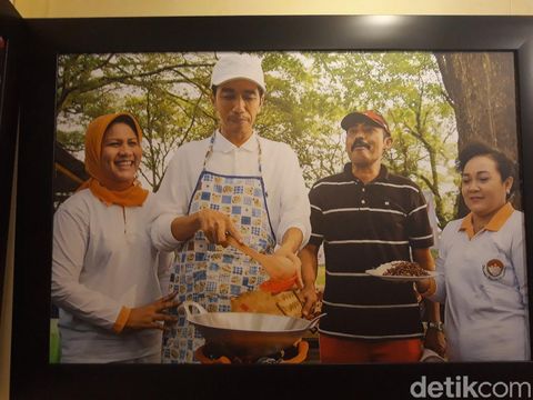 Potret perjalanan karier mantan Wali Kota Solo FX Hadi Rudyatmo terpampang dalam pameran foto 'Sang Akar', Rabu (10/11/2021).