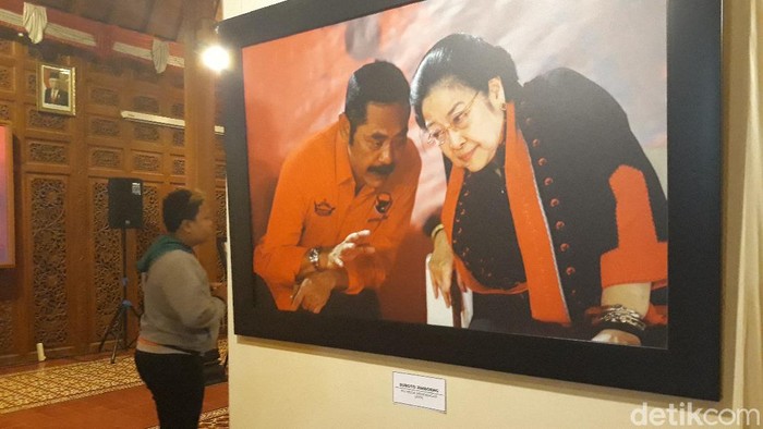 Potret perjalanan karier mantan Wali Kota Solo FX Hadi Rudyatmo terpampang dalam pameran foto Sang Akar, Rabu (10/11/2021).