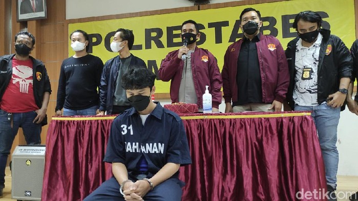 Polisi menggelar jumpa pers kasus tewasnya Cristopher Bobby (24) usai jatuh dari lantai 6 hotel di Semarang akibat didorong temannya.