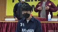 Dengan tangan diborgol, Alfreandi duduk di kursi yang berada di depan meja polisi tempat aparat merilis kasus ini. Alfreandi juga sempat menyampaikan sejumlah pengakuan.