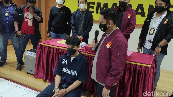 Pria yang Dorong Teman dari Lantai 6 Hotel Kini Berbaju Tahanan Polisi menggelar jumpa pers kasus tewasnya Cristopher Bobby (24) usai jatuh dari lantai 6 hotel di Semarang akibat didorong temannya.