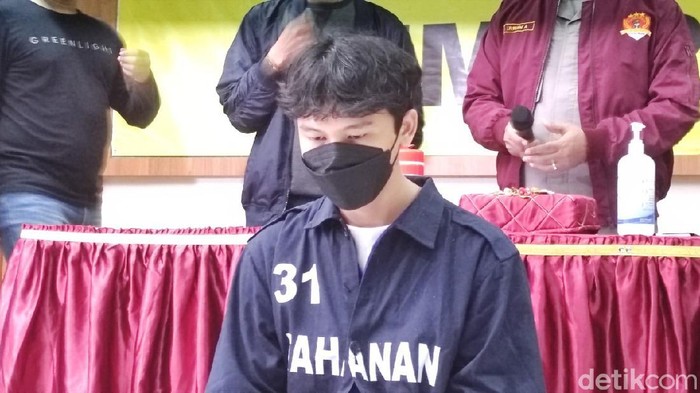 Polisi menggelar jumpa pers kasus tewasnya Cristopher Bobby (24) usai jatuh dari lantai 6 hotel di Semarang akibat didorong temannya.