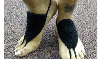 Sendal berbentuk kaki, terus buat apa dong? Foto: Bored Panda